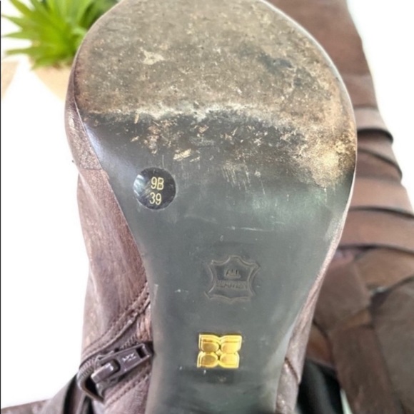 BCBGMAXAZRIA brown boots 9 - Picture 7 of 11